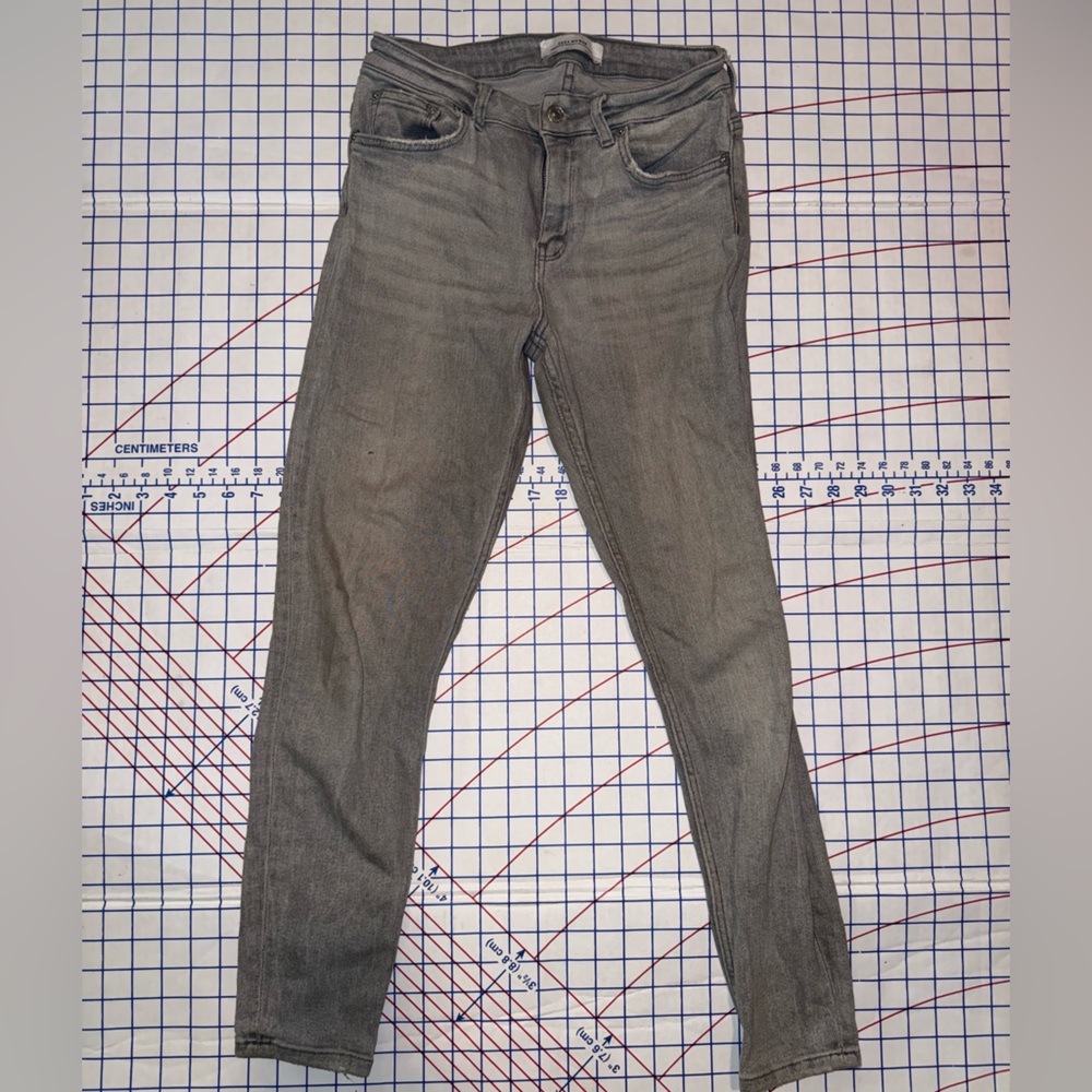 Zara Gray Slim Fit Jeans with Modern Appeal